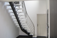 Escalier marches blanches