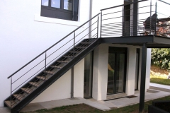 Escalier droit desservant une terrasse en acier