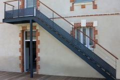 Escalier droit desservant une terrasse en acier