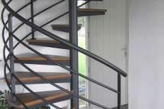 Escalier hélicoïdal gris bois